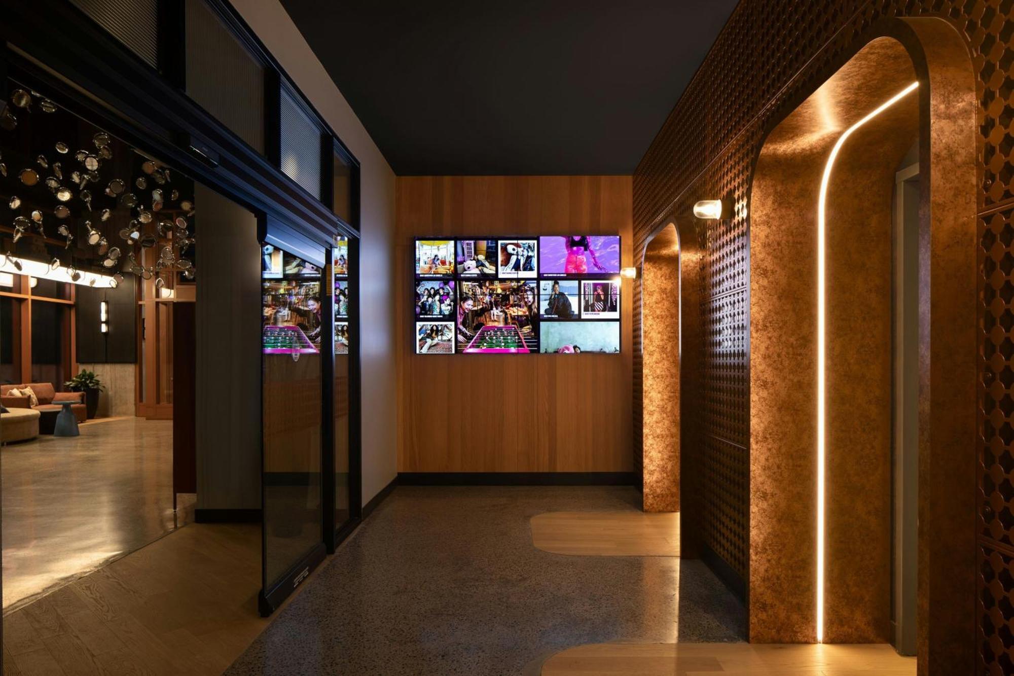 Moxy Montreal Downtown — Photos 1