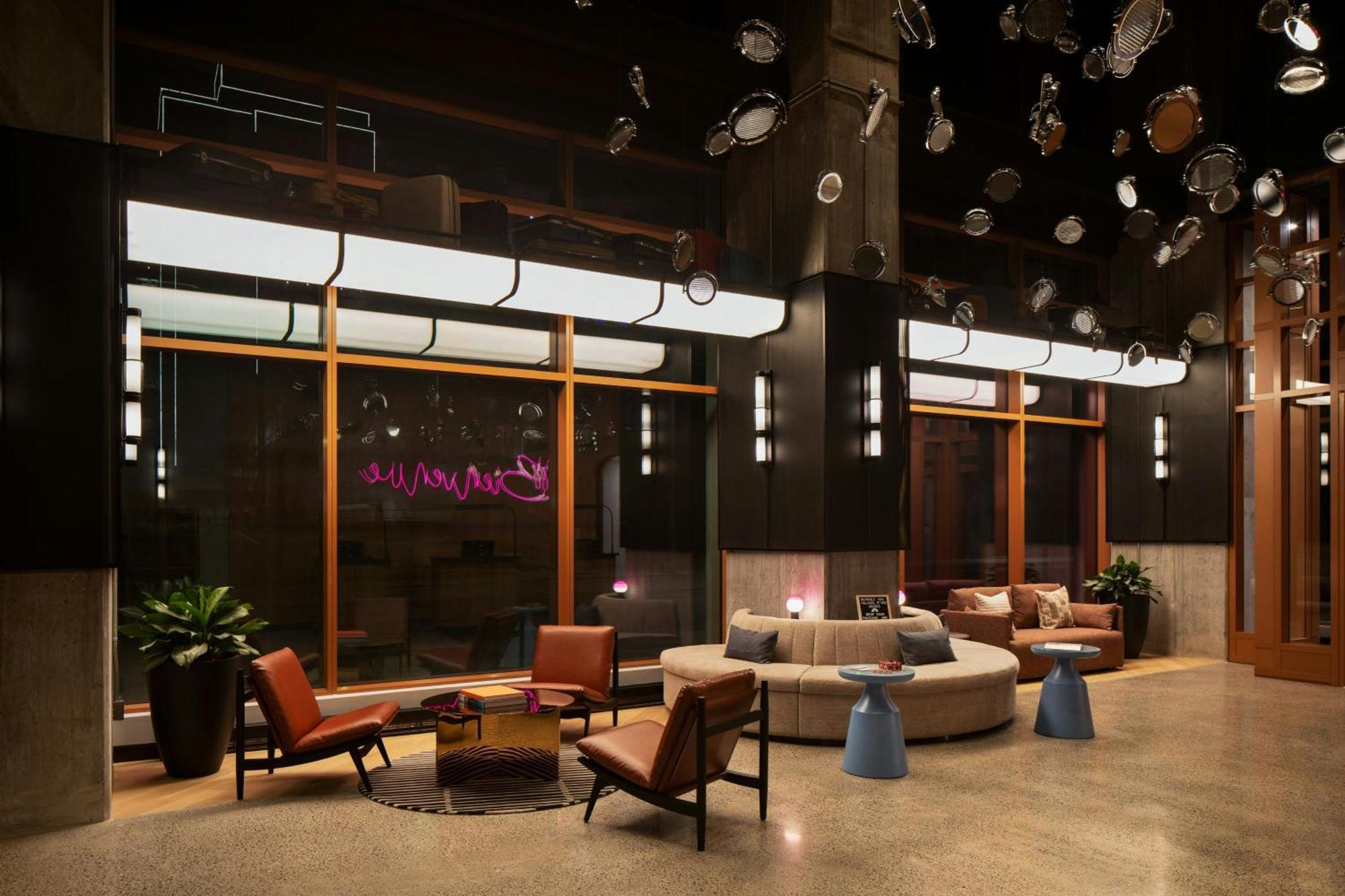 Moxy Montreal Downtown — Photos 2